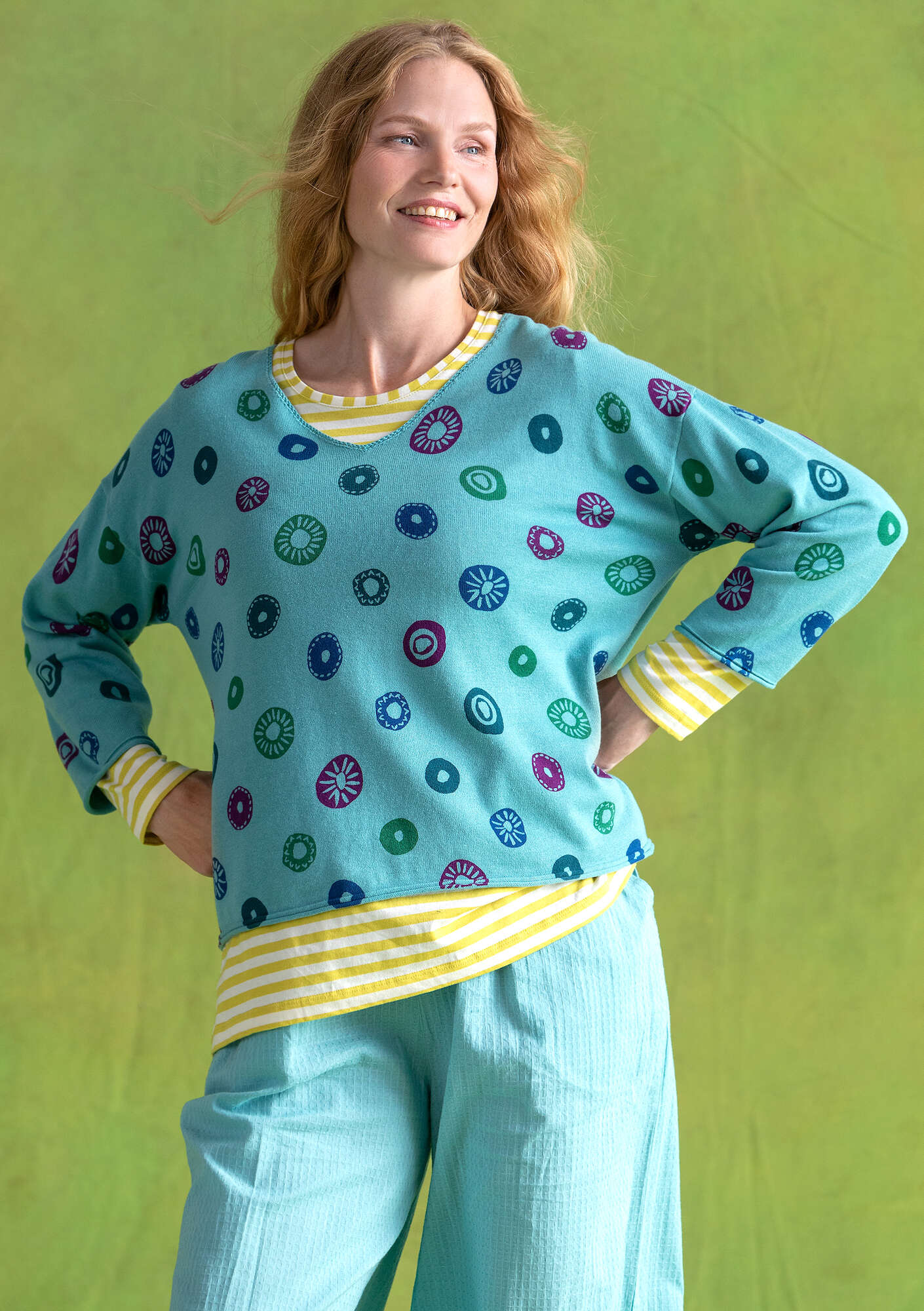 “Hilda” sweater in organic/recycled cotton meadow brook/patterned
