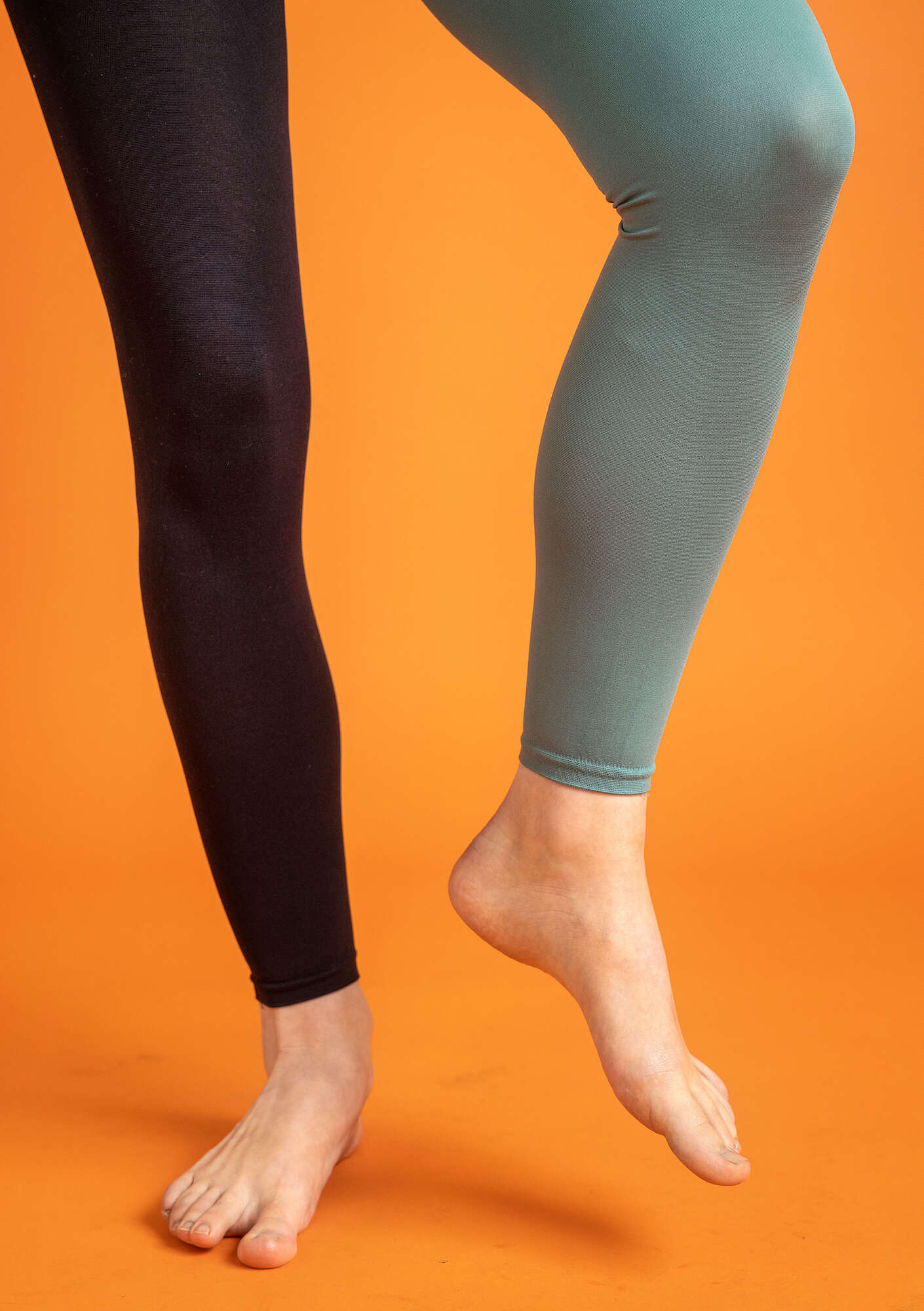 Enfärgade leggings i återvunnen polyamid svart thumbnail