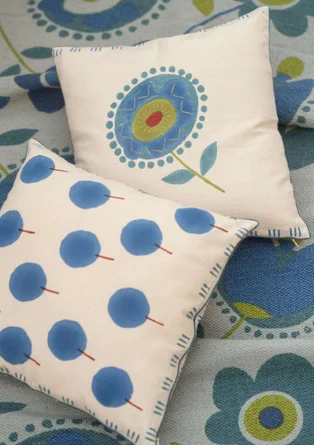 “Tulipanaros” block-printed cushion cover in organic cotton - paris blue