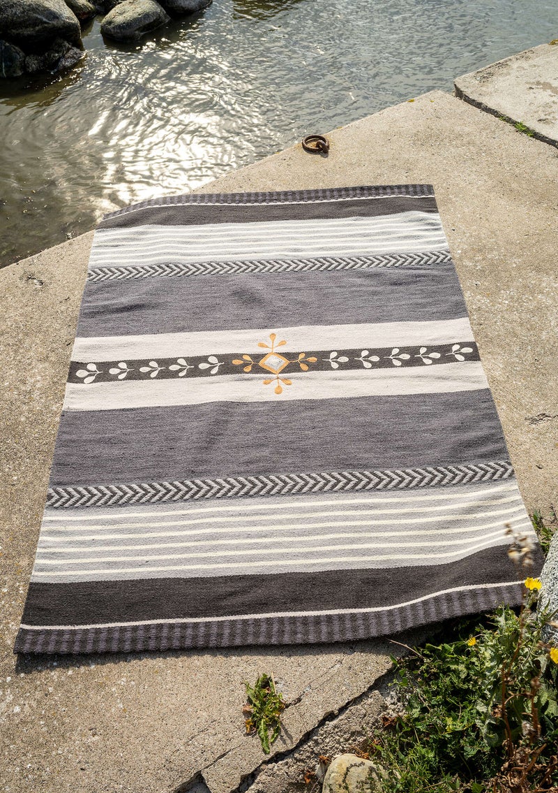 “Tulsi” jacquard-woven wool rug ash gray