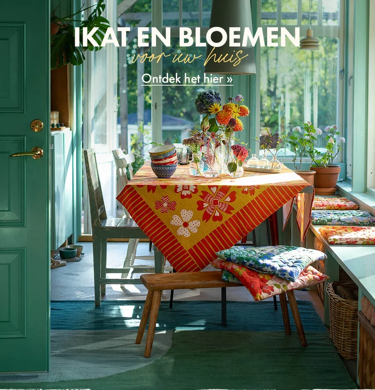 Een gedekte tafel met kleurrijk woontextiel van Gudrun Sjödén.