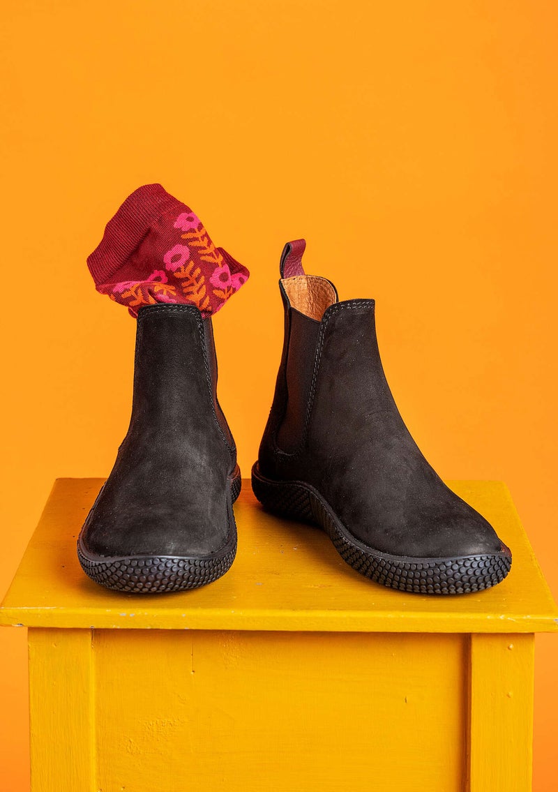 Elastic-sided boots made of nubuck black