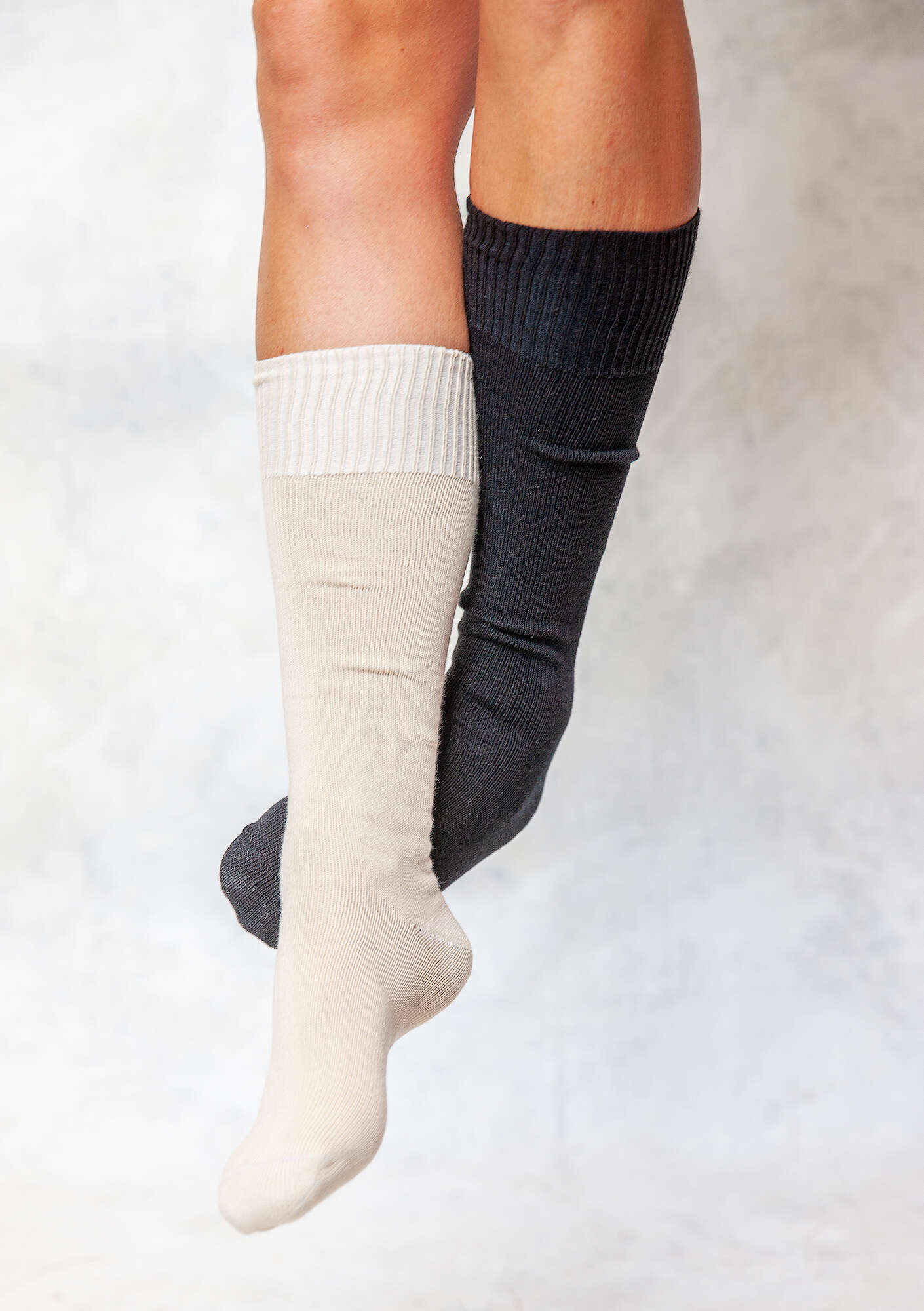 Solid-colored knee-highs in organic cotton almond milk