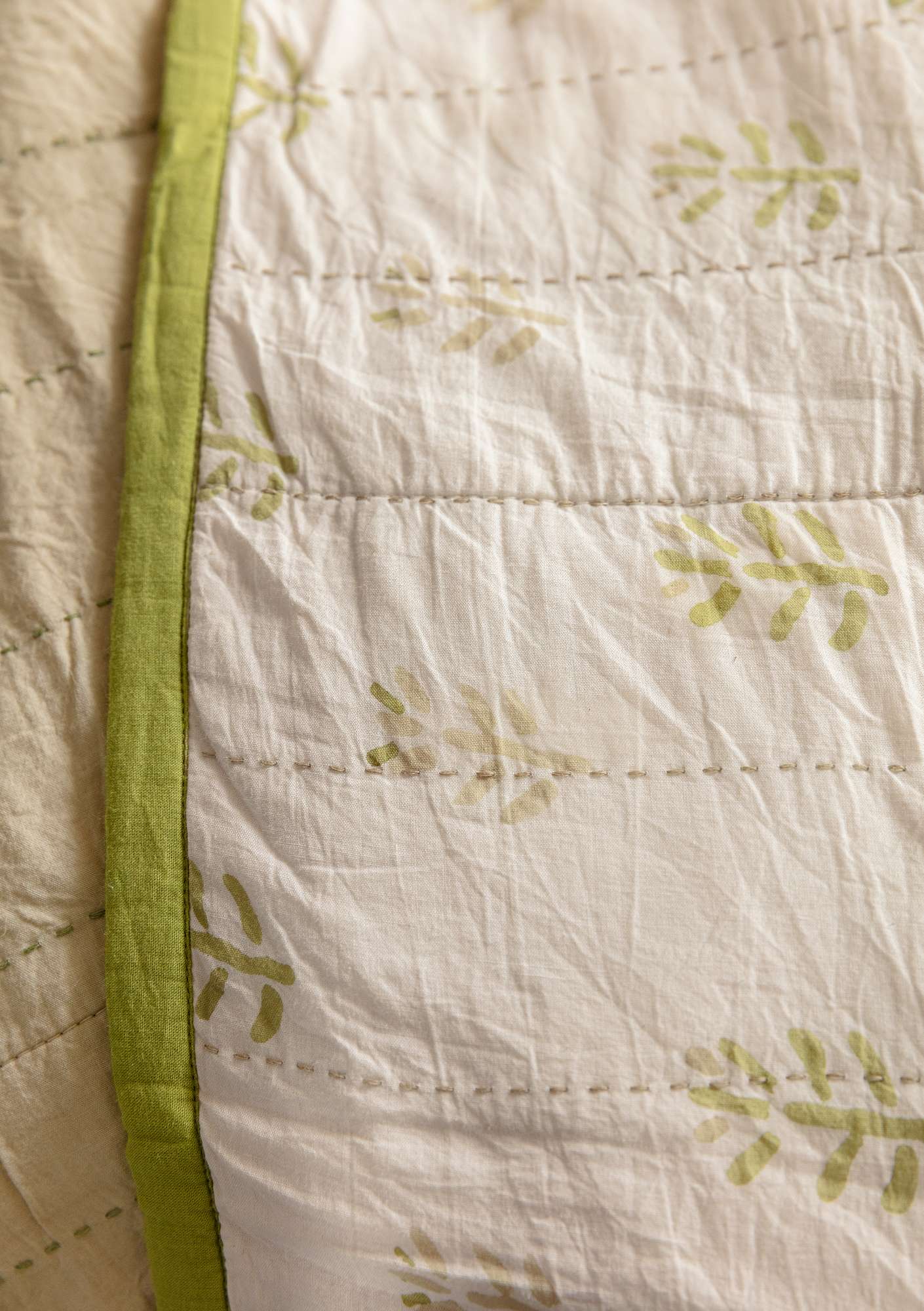 Blokktrykt sengeteppe «Chandra» for enkeltseng i økologisk bomull  eplegrønn thumbnail