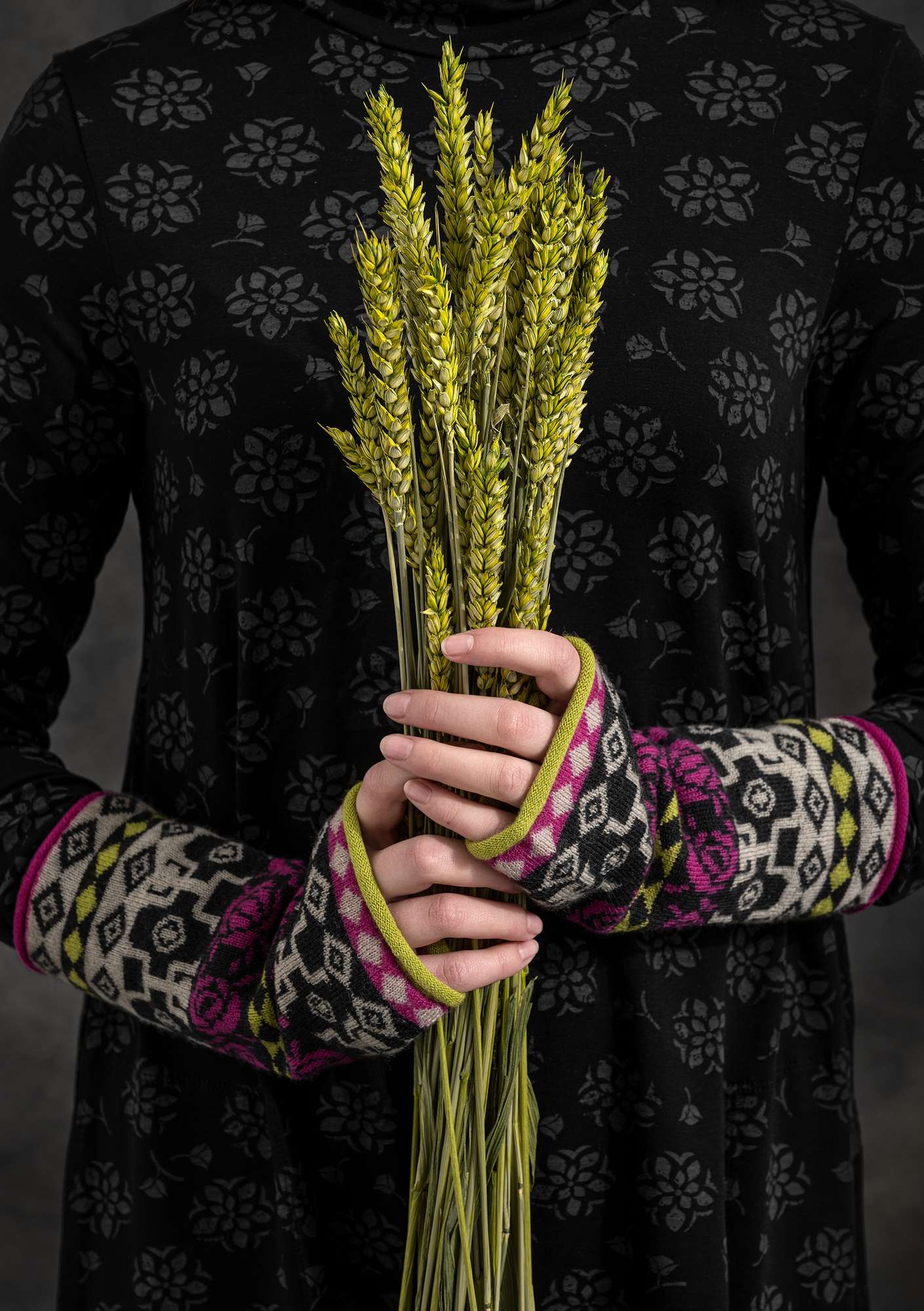 “Bolivia” organic wool fingerless gloves black thumbnail