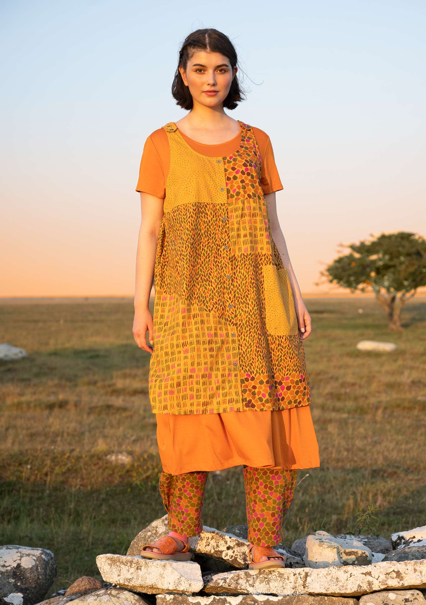 Vevd kjole «Earth» i økologisk bomull / lin lys ockra