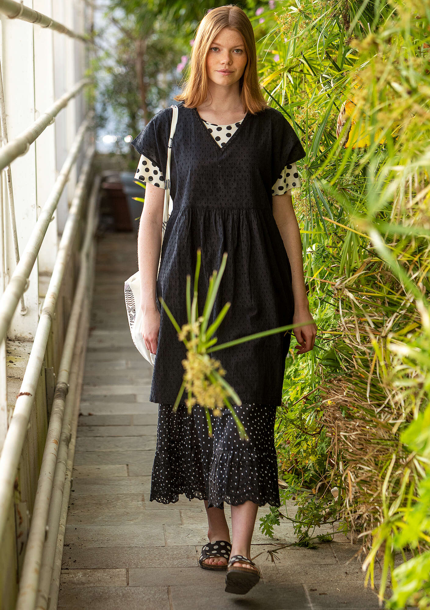 Vævet kjole i økologisk bomuld sort thumbnail