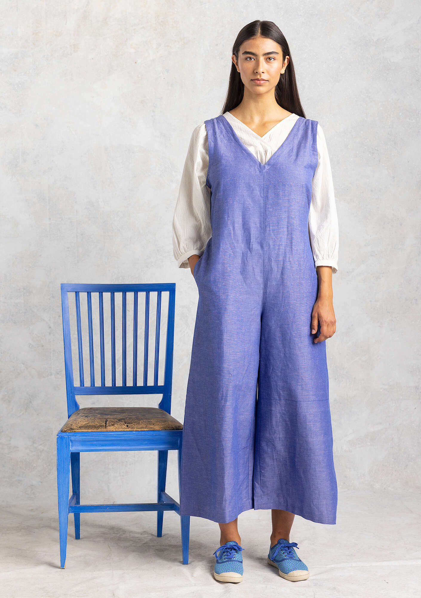 “Idun” woven overalls in organic cotton/linen blue lotus