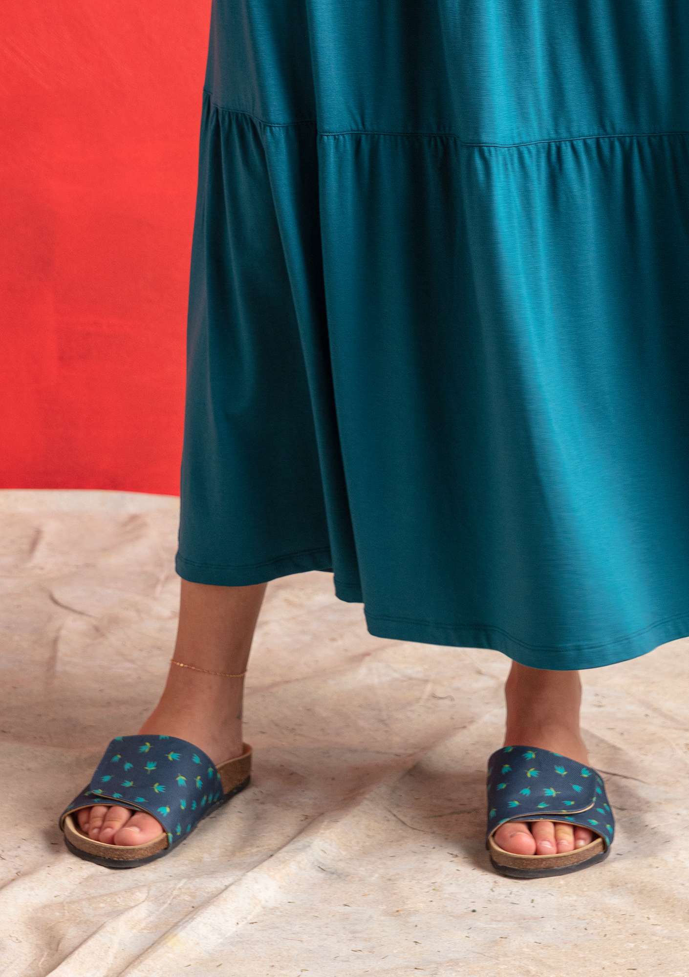 “Amber” sandals in digitally printed fabric indigo