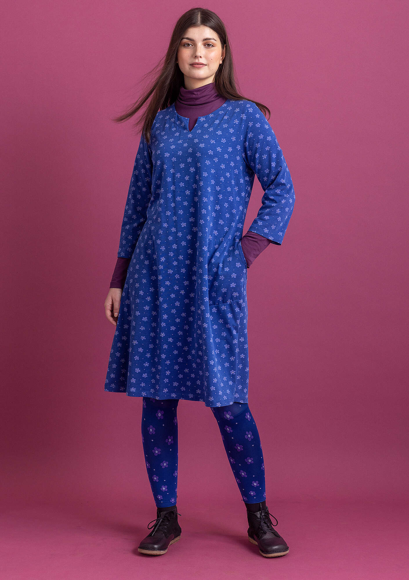 “Belle” organic cotton/elastane jersey dress indigo blue/patterned