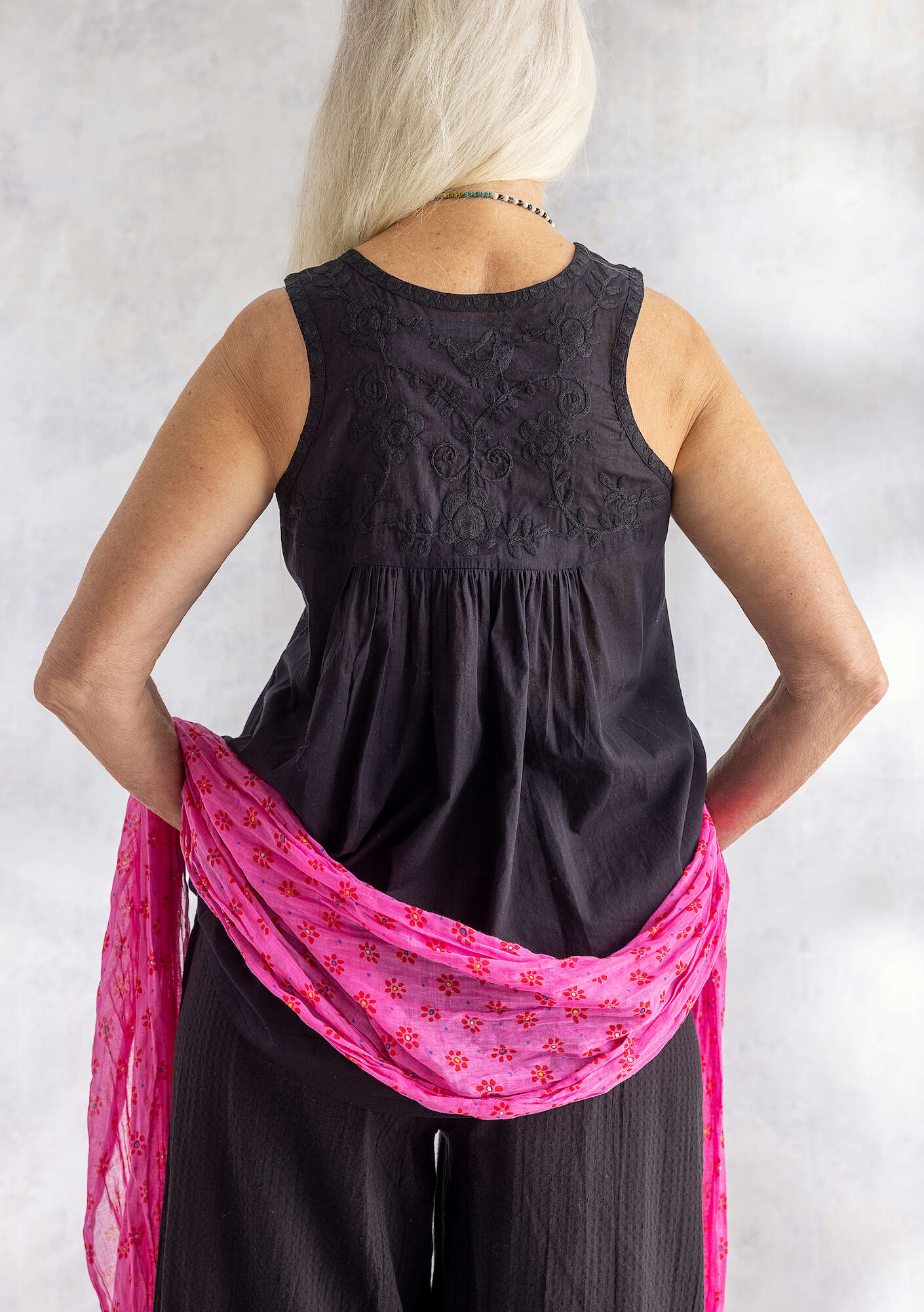 33608 - Ermeløs bluse «Tissu» i økologisk bomull svart