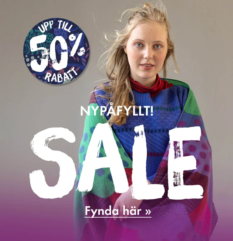 En kvinna klädd i färgstarka kläder från Gudrun Sjödén.