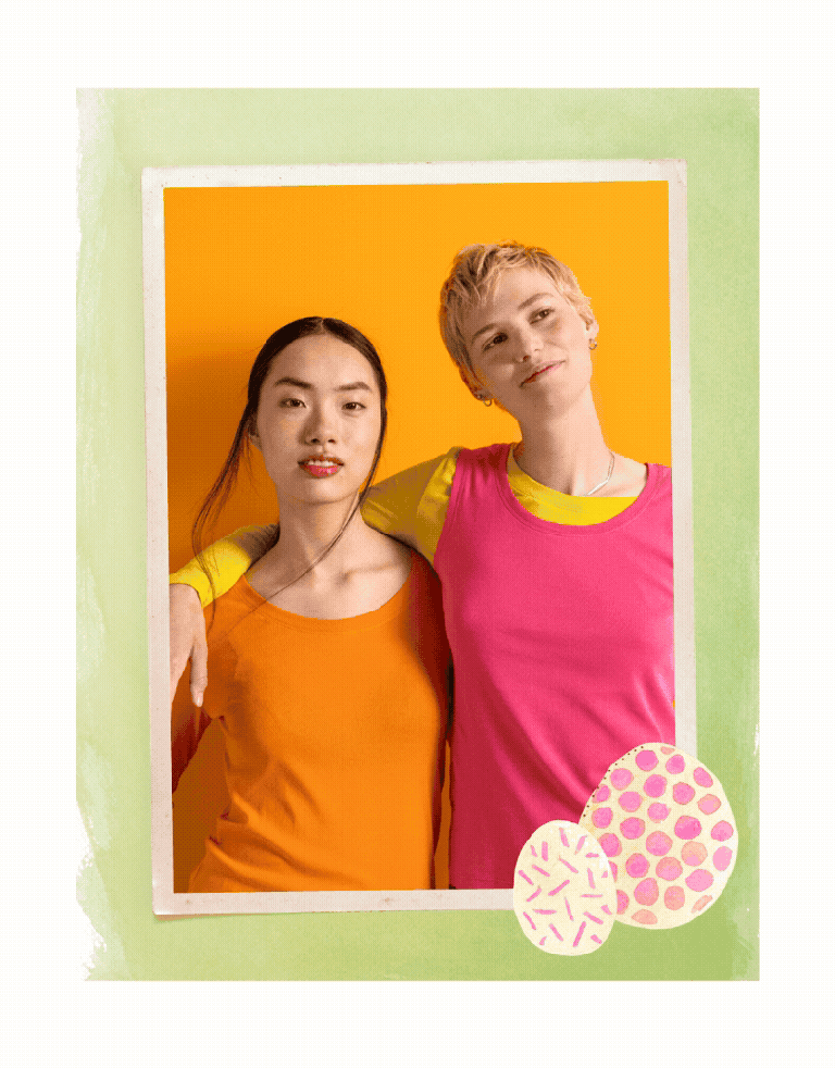 To kvinner med armene rundt hverandre kledd i plagg fra Gudrun Sjödén. Rundt bildet er det en grønn ramme med to akvarellmalte påskeegg.