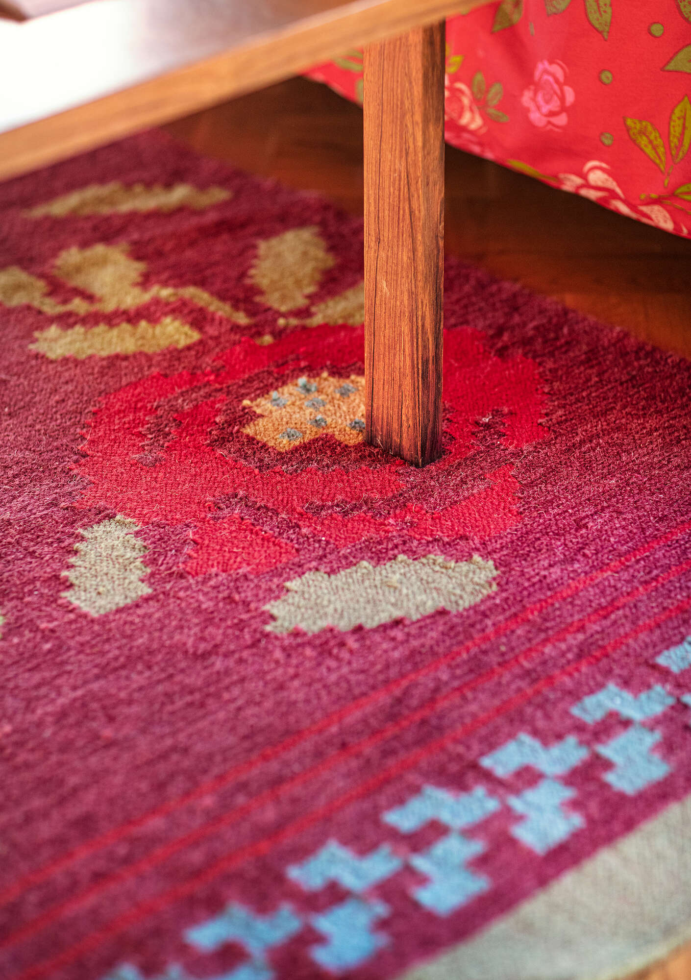 “Majalis” kilim rug in wool cranberry thumbnail