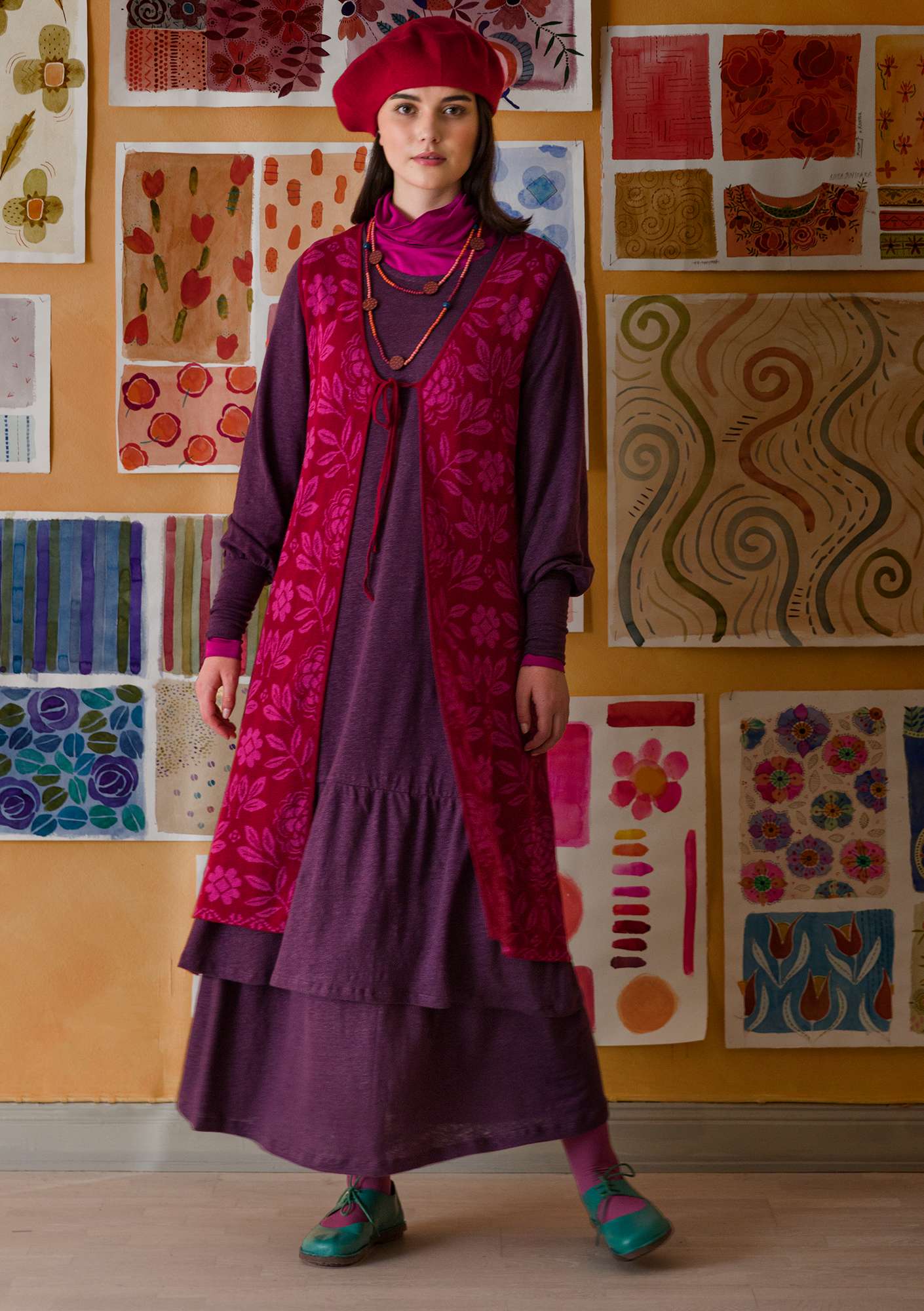 “Oda” long waistcoat in a linen/organic cotton knit fabric cranberry