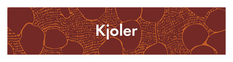 Et mørkerødt mønster med teksten "Kjoler" i hvid. 