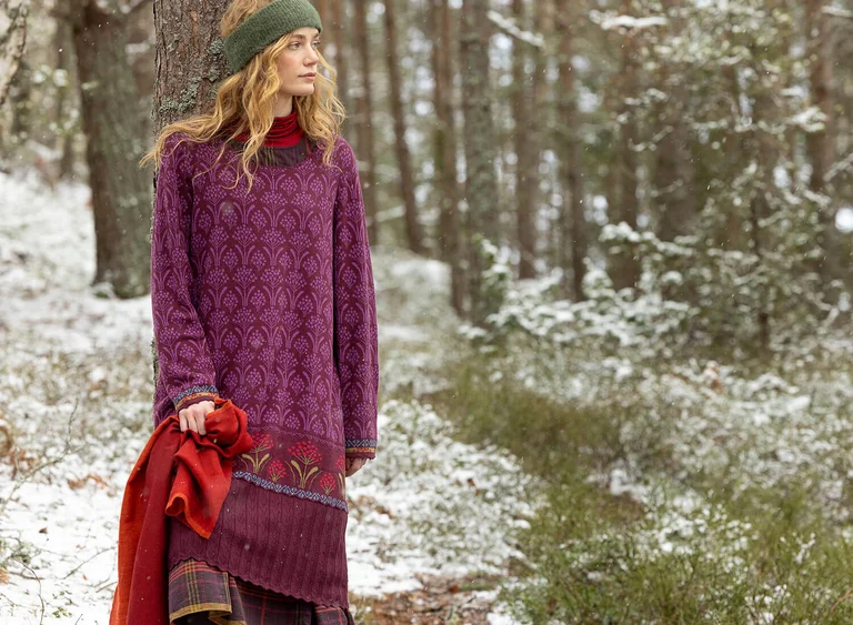 Eine Frau in einem Strickkleid von Gudrun Sjödén.