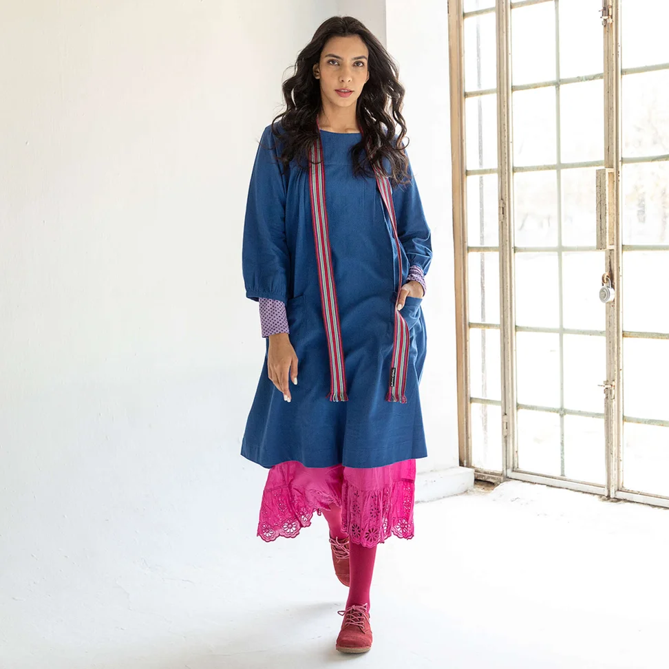 Robe "Benedita" en coton biologique tissé - bleu porcelaine