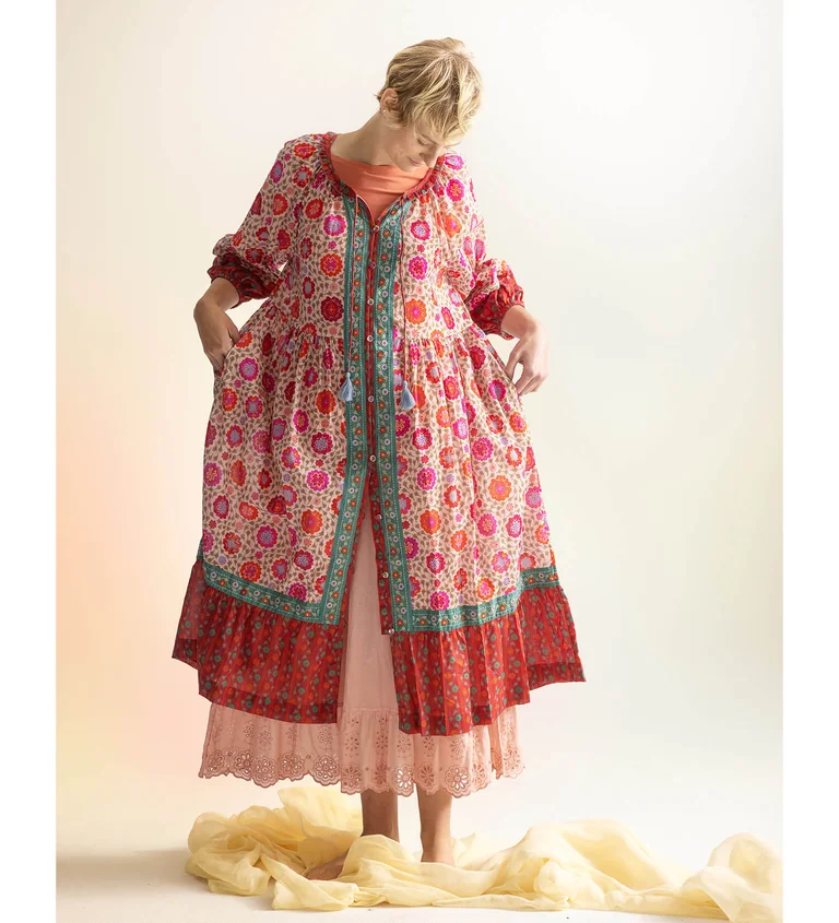 Eine Frau in rot gemustertem Kleid von Gudrun Sjödén.