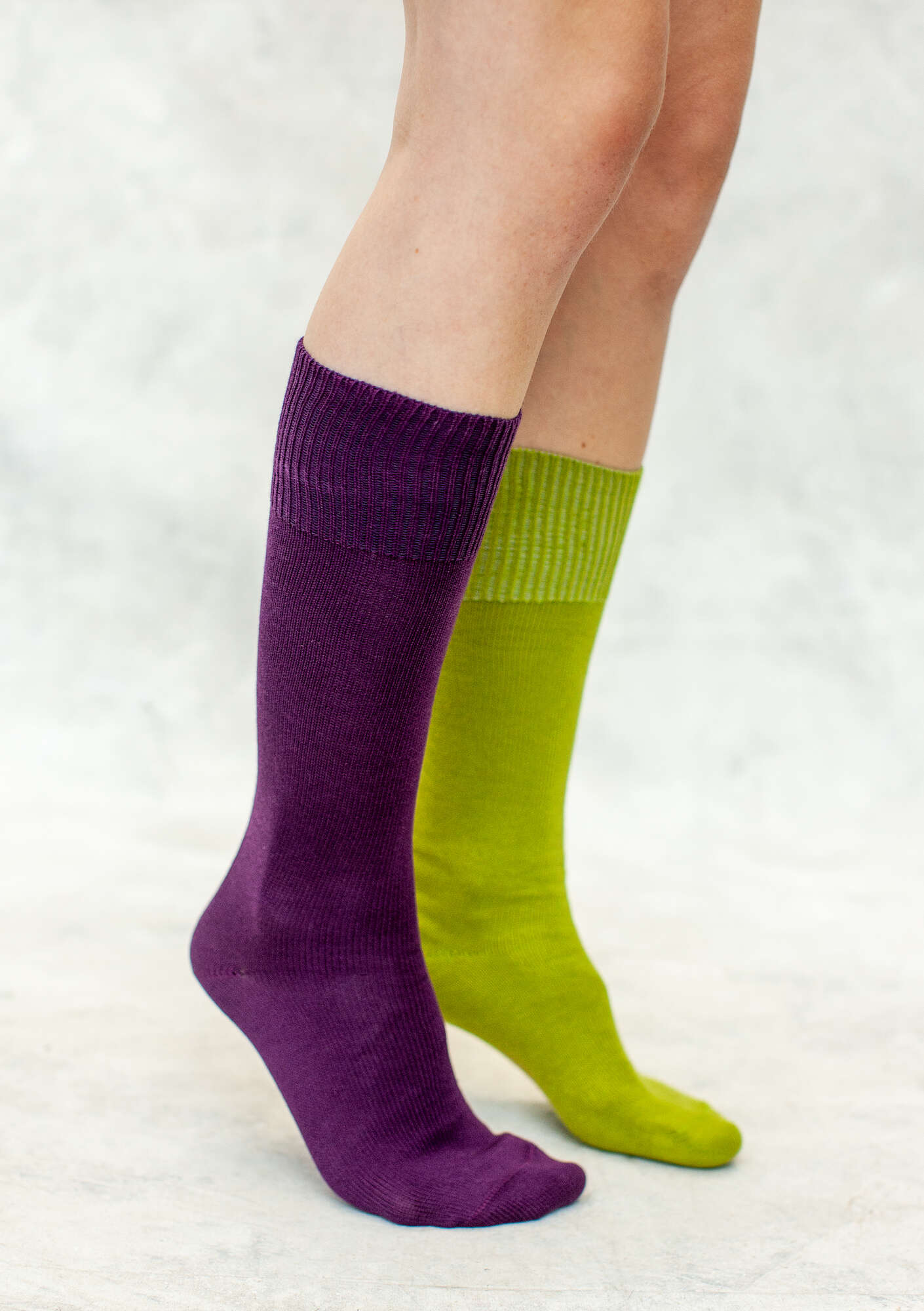 Solid-colored knee-highs in organic cotton allium