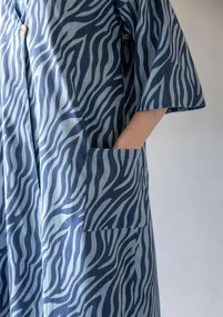 Kleid „Zebra“ aus Bio-Baumwollgewebe - taubenblau