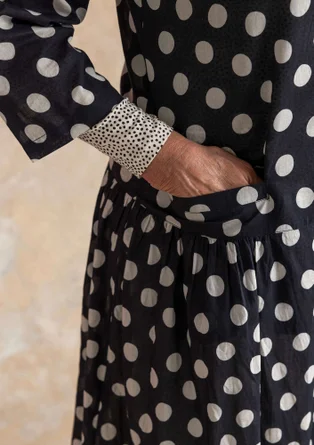 Robe tissée ”Tindra” en coton biologique - noir/motif