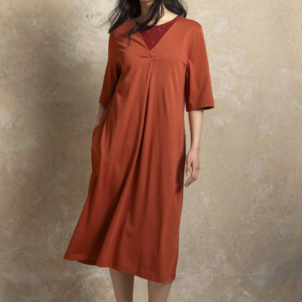 Trikoomekko ” Ophelia” ekopuuvillaa/modaalia - krapinpunainen