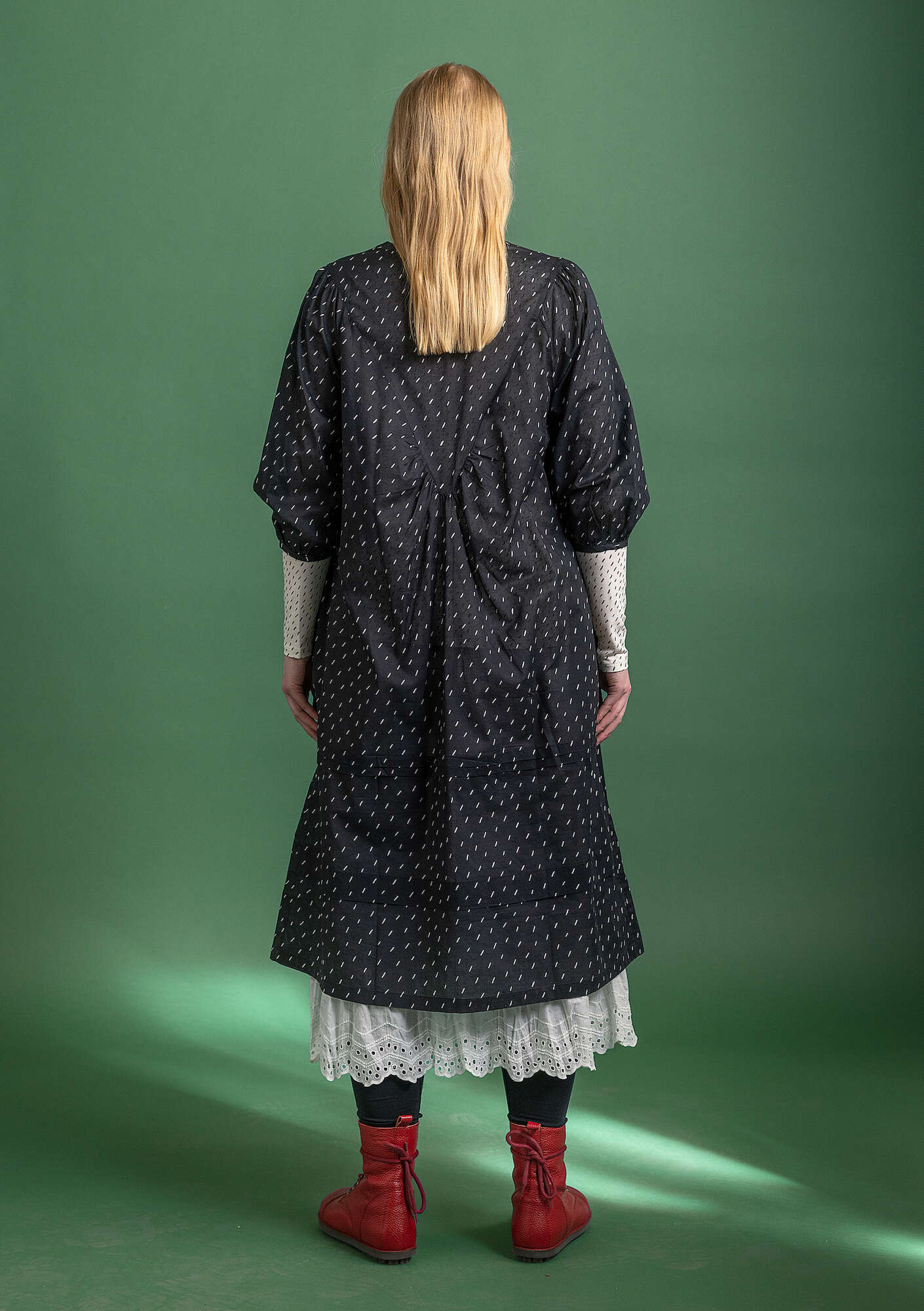Vævet kjole  Blossom  i økologisk bomuld sort/mønstret