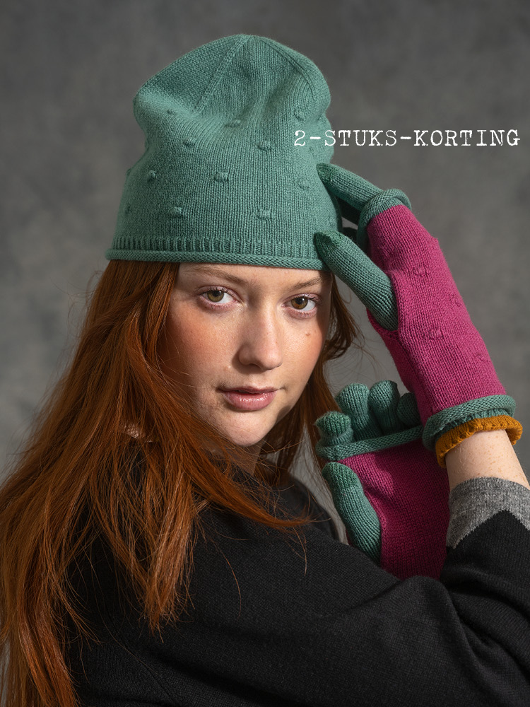 Beanie and finger glove in wool 
