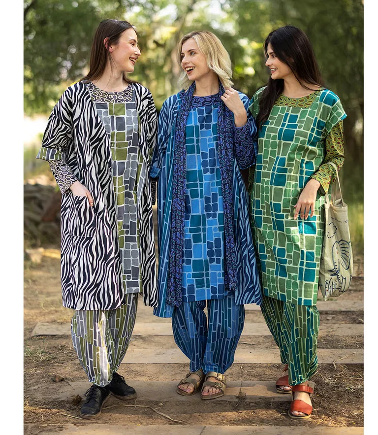 Drei Frauen im Freien nebeneinander, in Mustermode von Gudrun Sjödén.