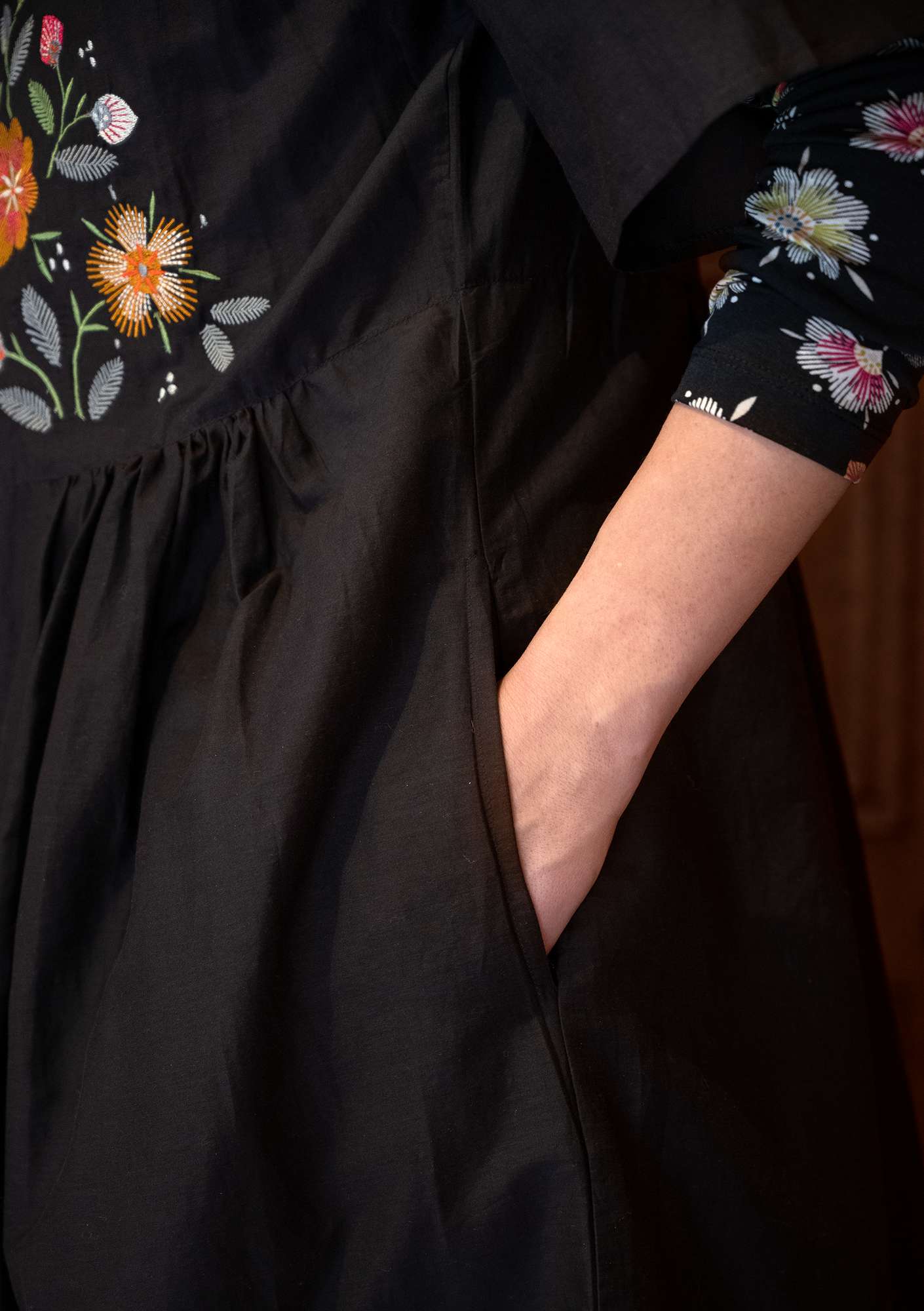 “Margrethe” woven dress in organic cotton/silk black thumbnail