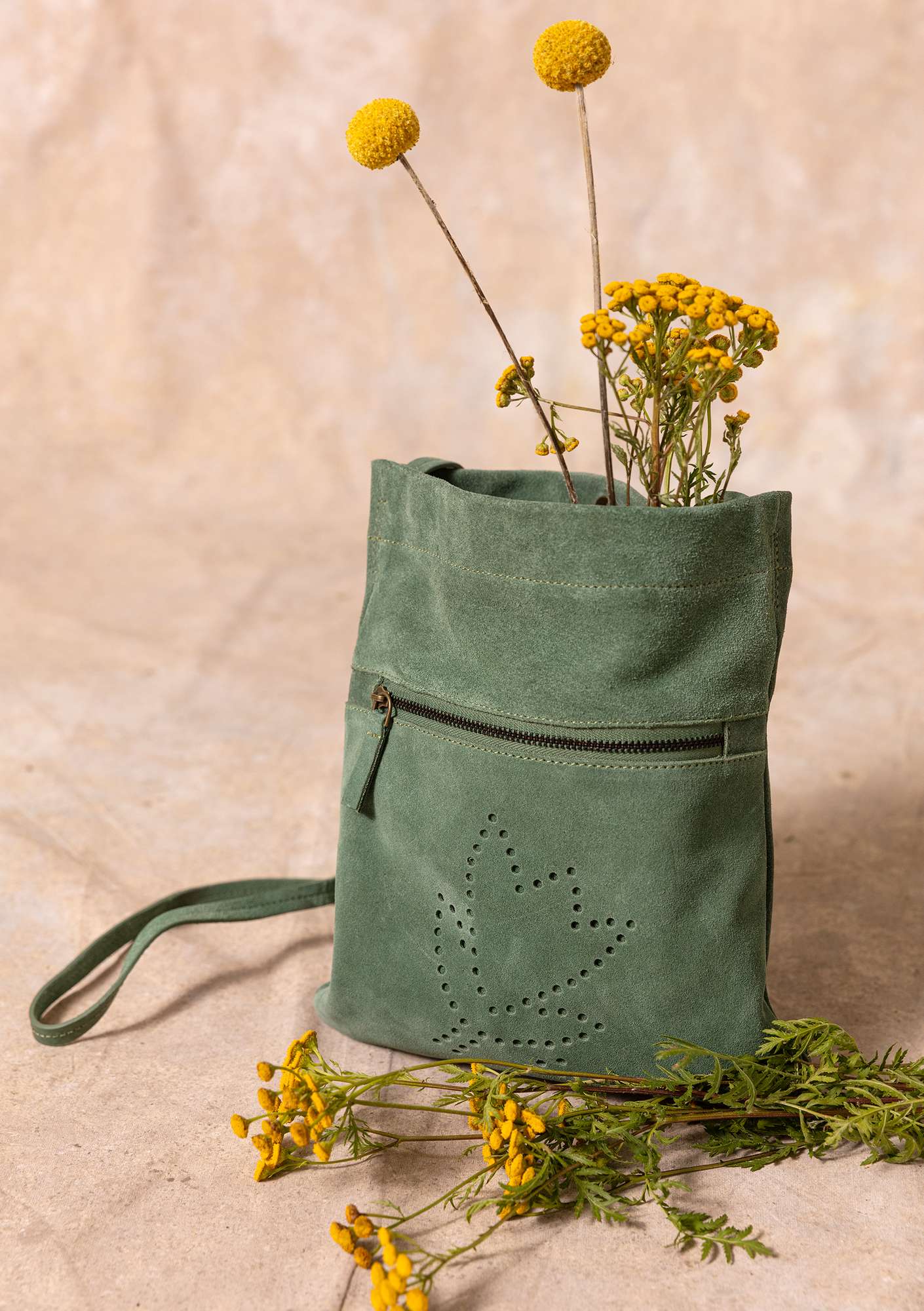 Tasche „Adena“ aus Veloursleder meeresgrün thumbnail