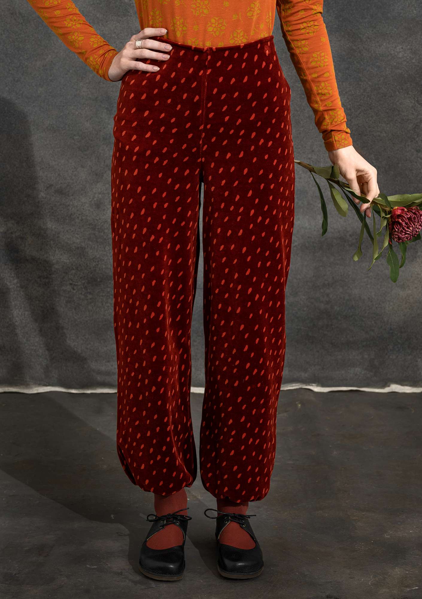 “Fauna” velour trousers in organic cotton/recycled polyester chili/patterned thumbnail