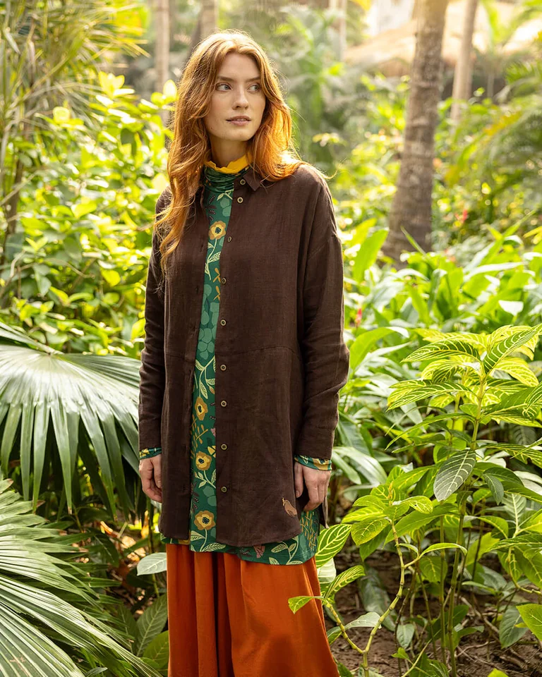 A woman wearing a tunic shirt from Gudrun Sjödén. 