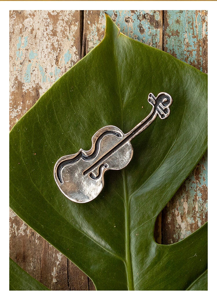 “Violin” silver-plated zinc brooch