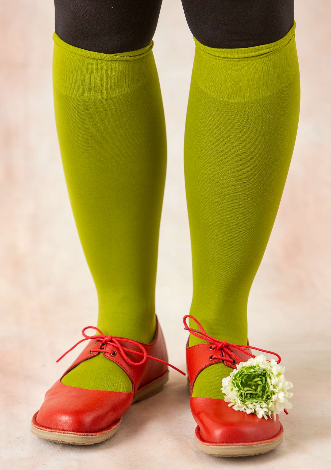 Solid-colour knee-highs in recycled polyamide asparagus thumbnail
