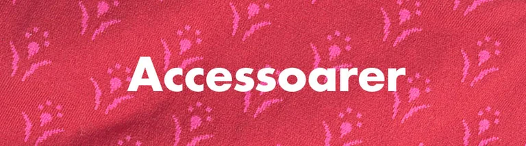 Ett randigt mönster med texten ”Accessoarer” i vitt.