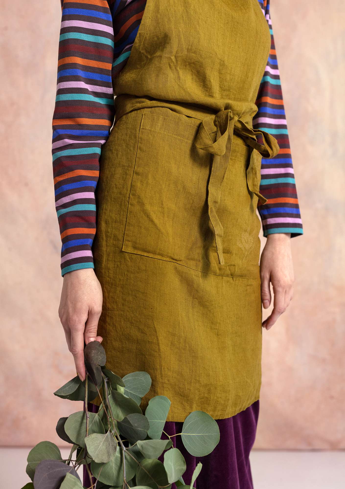 Apron in washed linen brass thumbnail