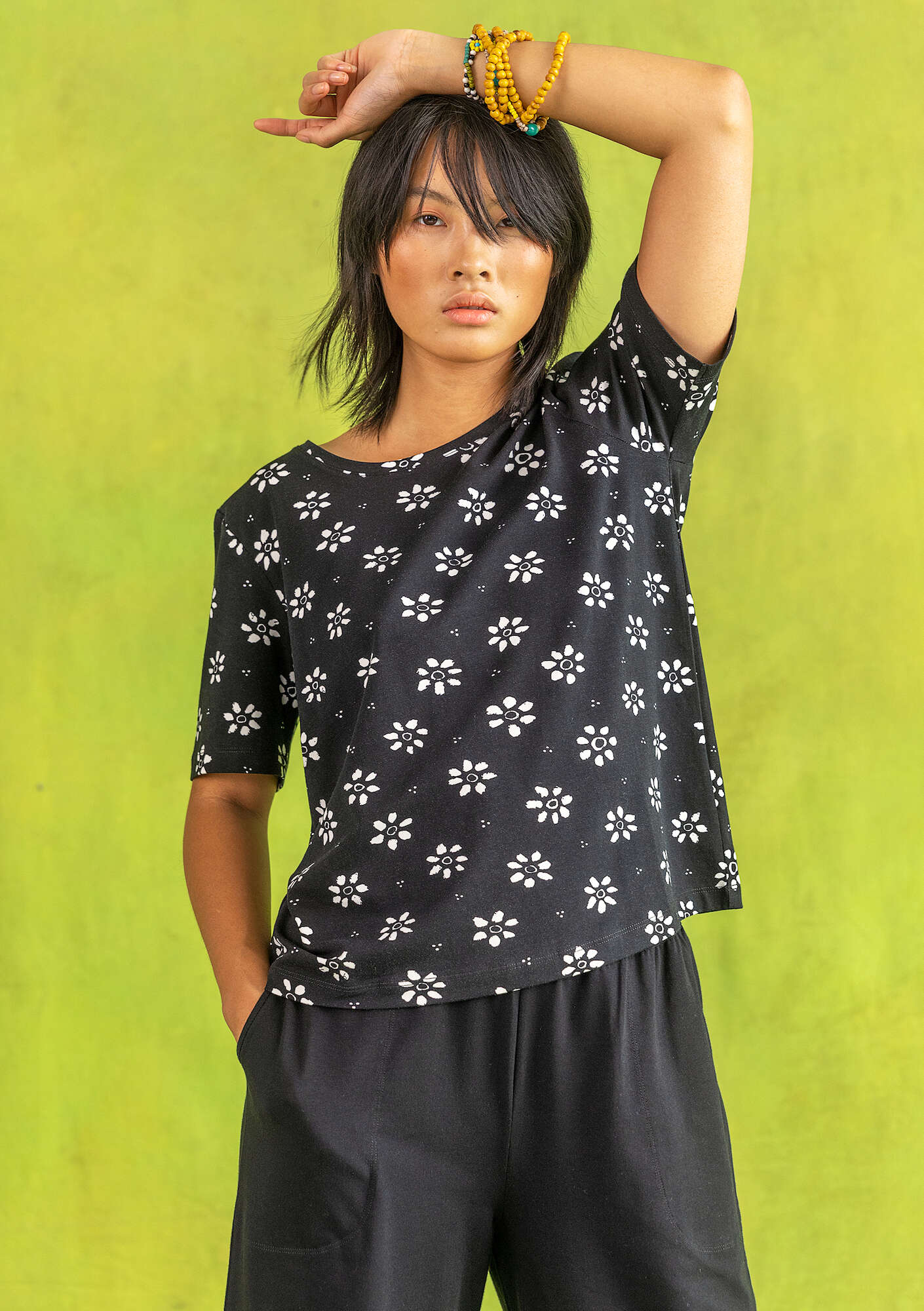 “Ester” T-shirt in organic cotton/spandex black/patterned