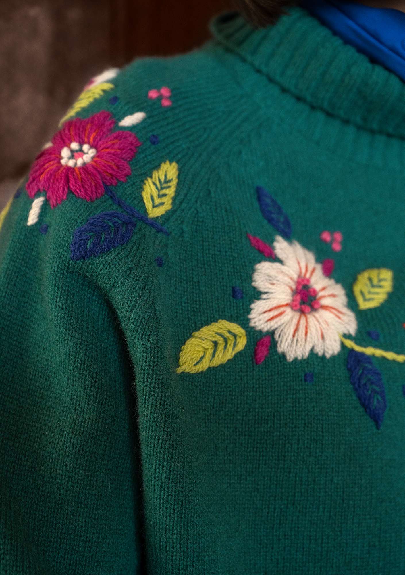 Håndbroderet trøje  Margrethe  i uld påfuglegrøn