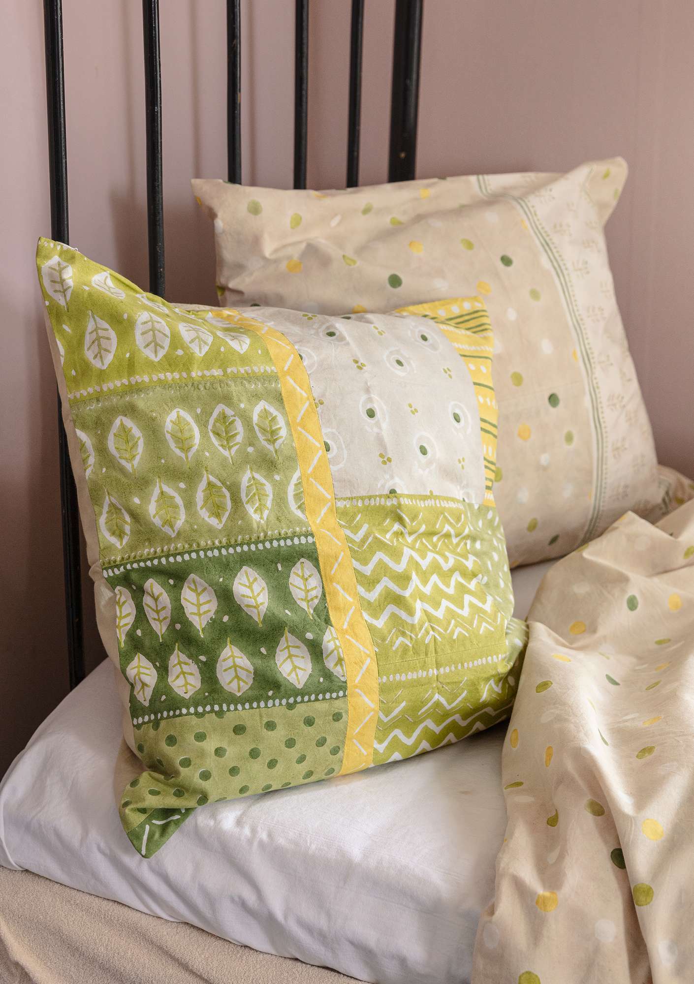 Block-printed “Surya” cushion cover in organic cotton apple green