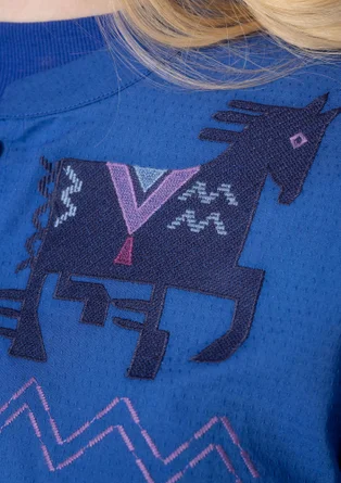 Bestickte Bluse „Skåne“ aus Bio-Baumwolle - brillantblau