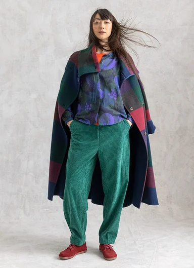 Eine Frau im Lagenlook mit Mode aus Gudrun Sjödéns Winterkollektion.