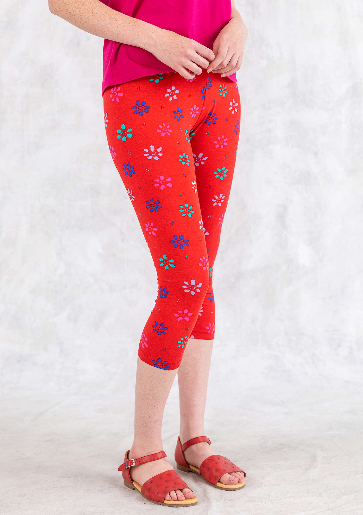 “Ester” capri leggings in organic cotton/spandex parrot red/patterned thumbnail