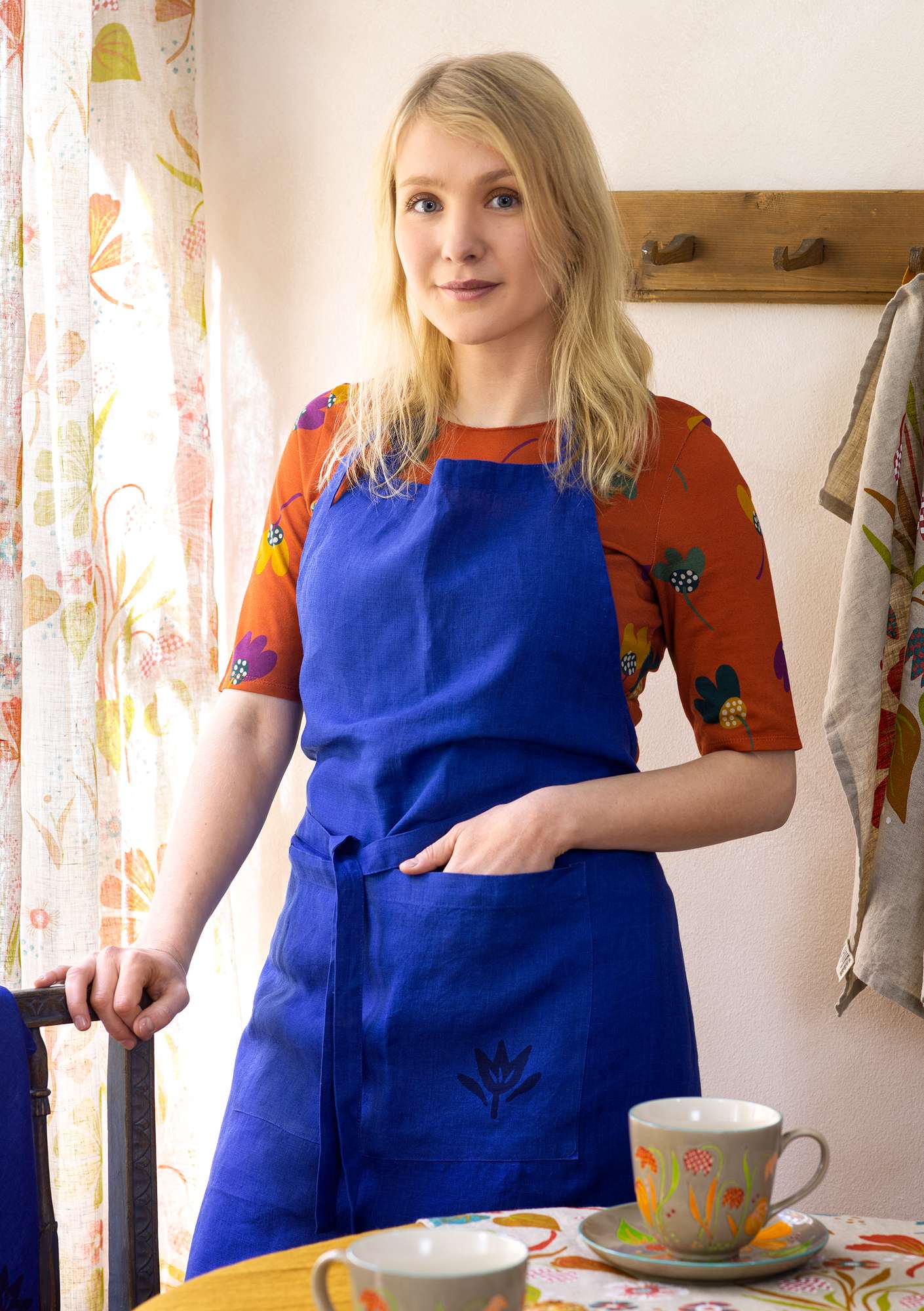 Apron in washed linen klein blue thumbnail