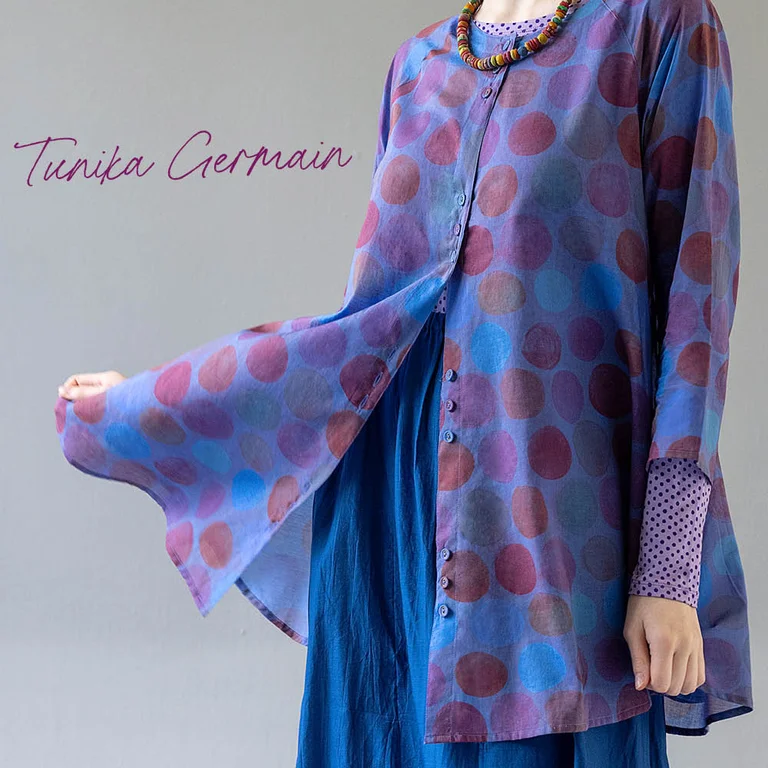 Ein Frauenkörper im Lagenlook aus leichten Modestücken in Blau und Lila aus Gudrun Sjödéns Paris-Kollektion. 