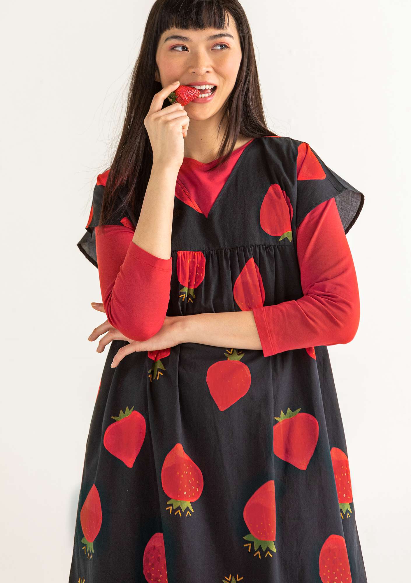 “Strawberry” woven organic cotton dress black thumbnail