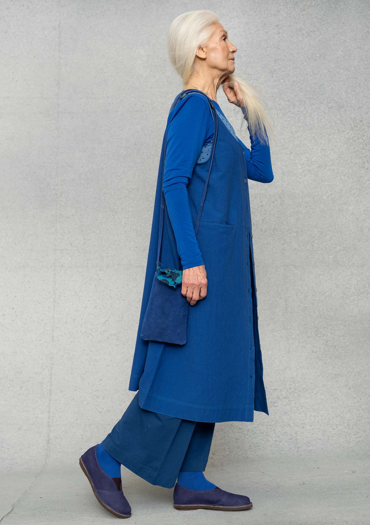 Woven balalaika dress in organic cotton/linen klein blue