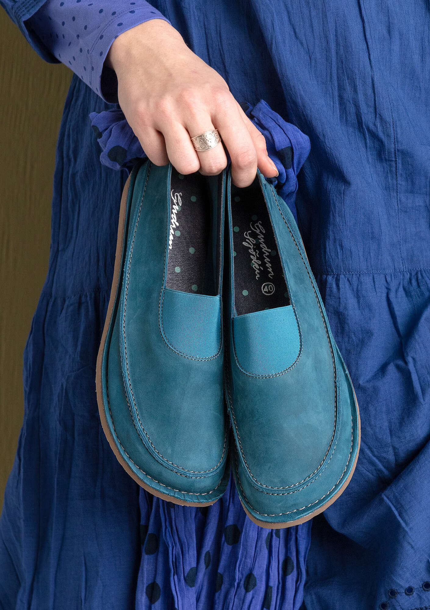 Chaussures à élastique  Isolde  en nubuck indigotier thumbnail