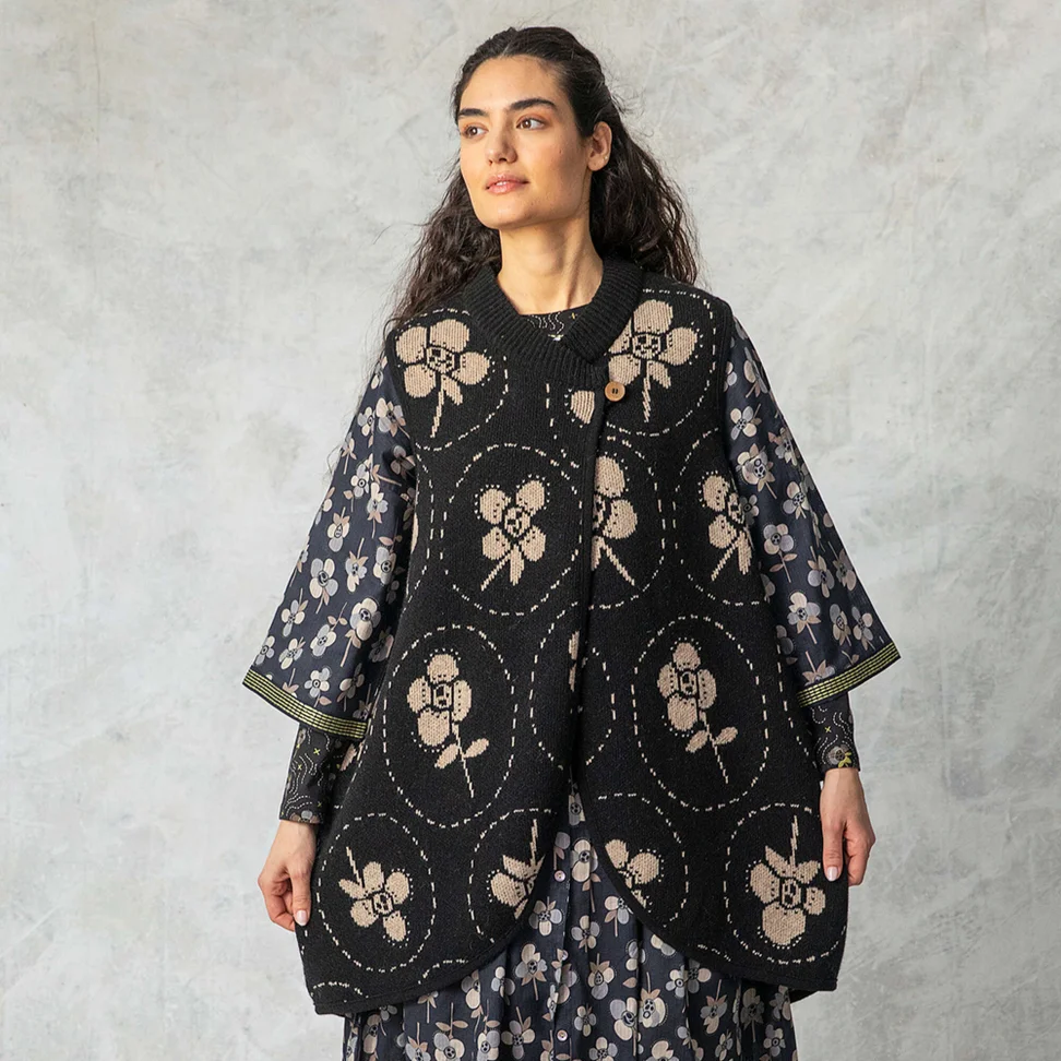 Gebreid overslaggilet "Marabel" van gerecyclede wolmix - zwart